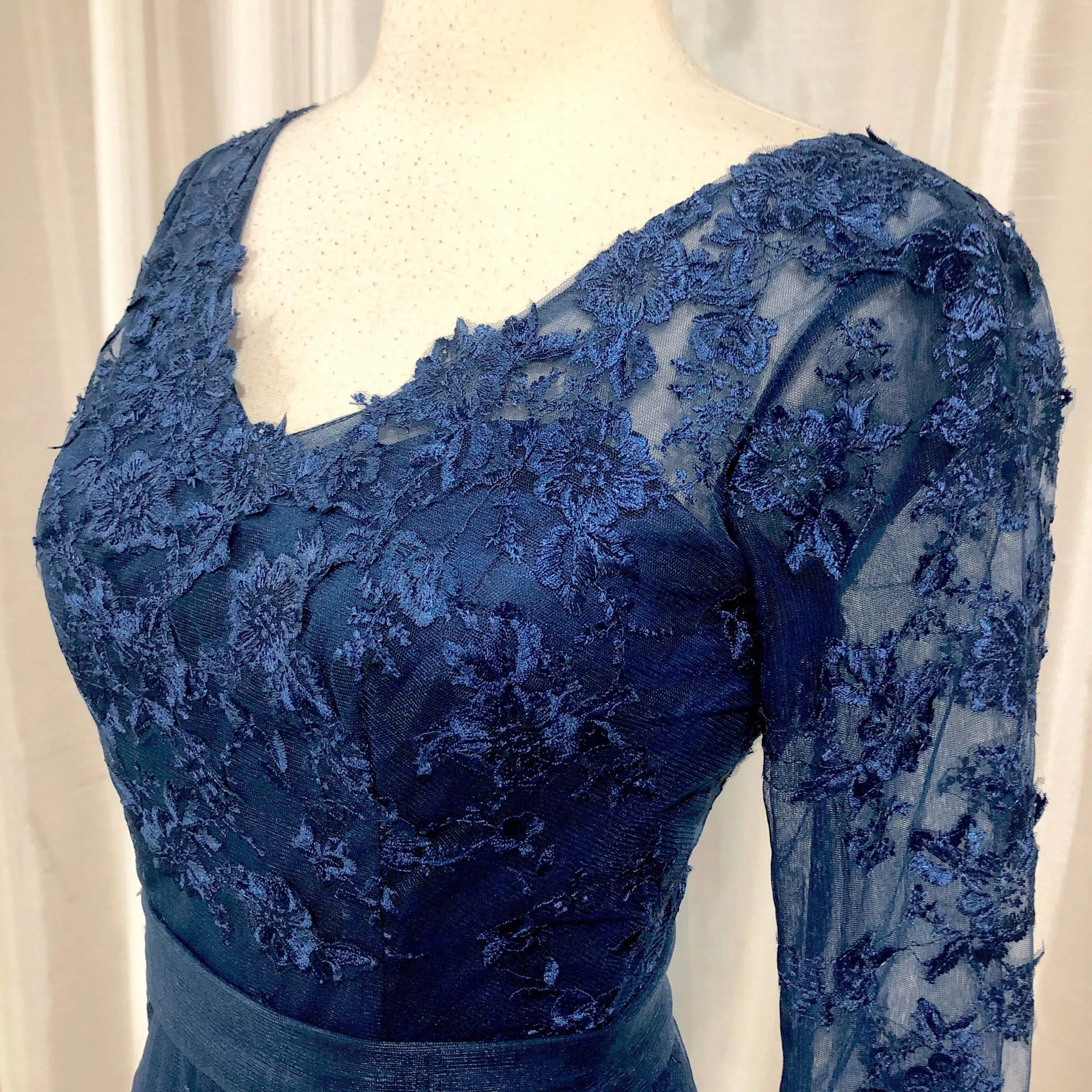 BOUTIQUE Long Navy Long Sleeve Gown Size 6