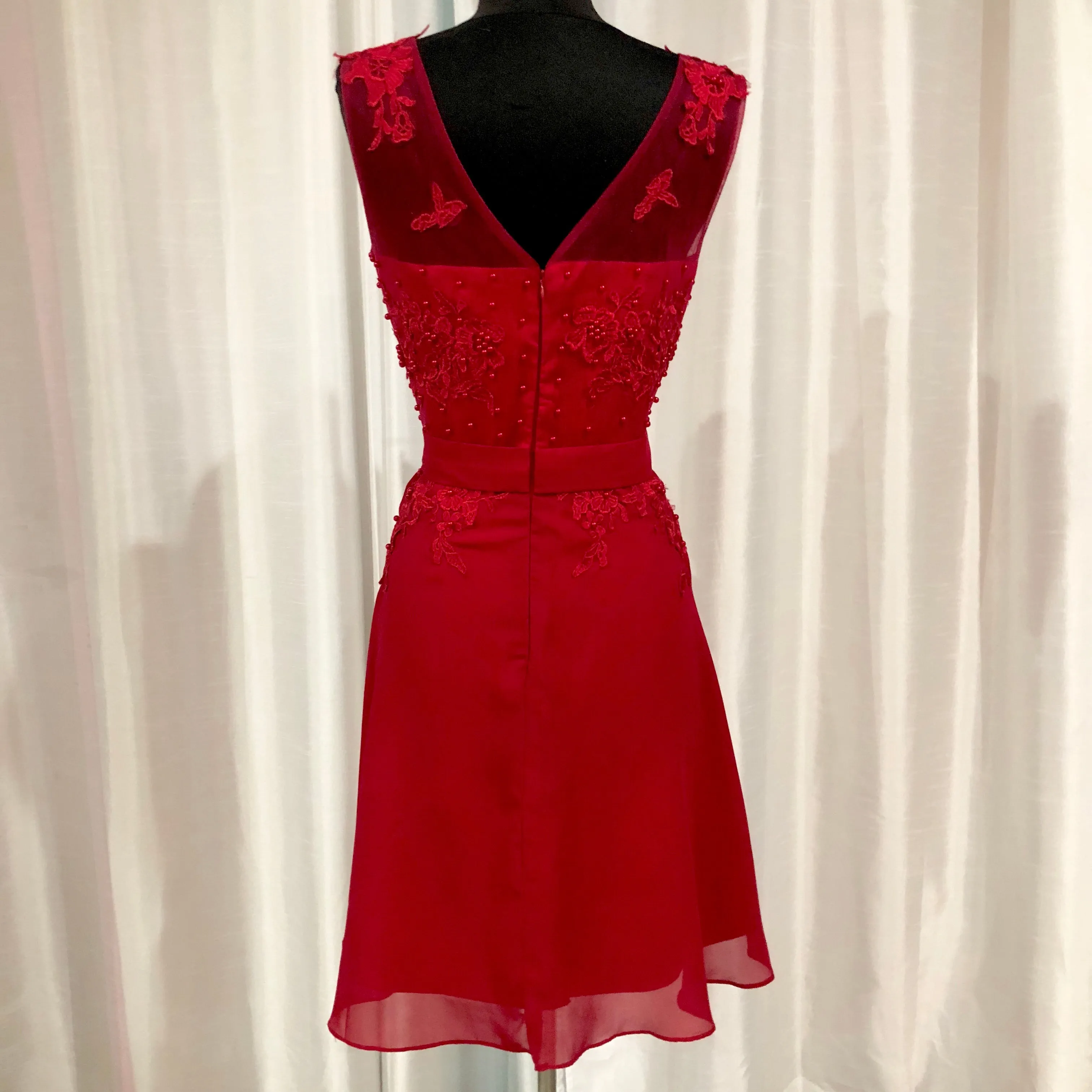 BOUTIQUE Short Red Gown Size 8