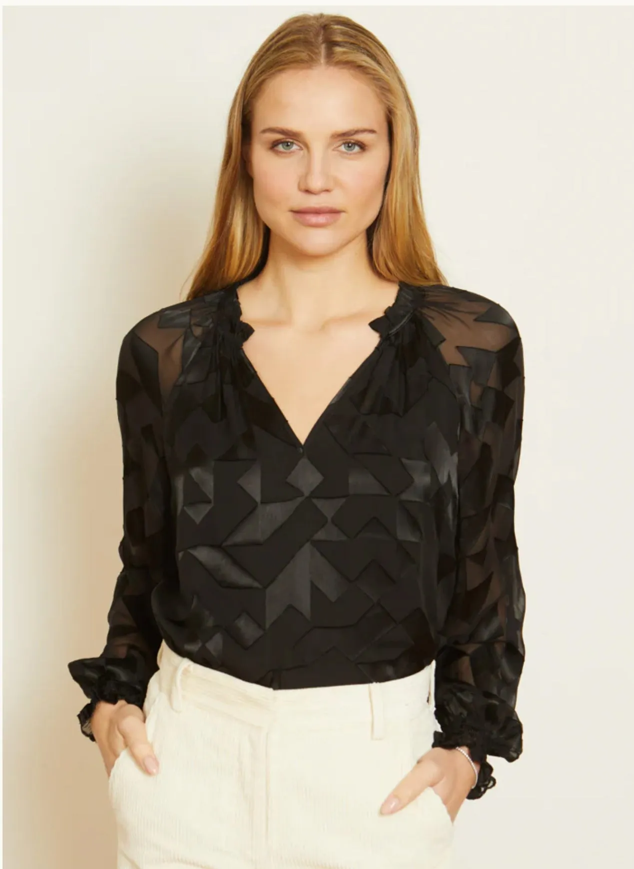 MIKI TOP IN BLACK GEO BURNOUT