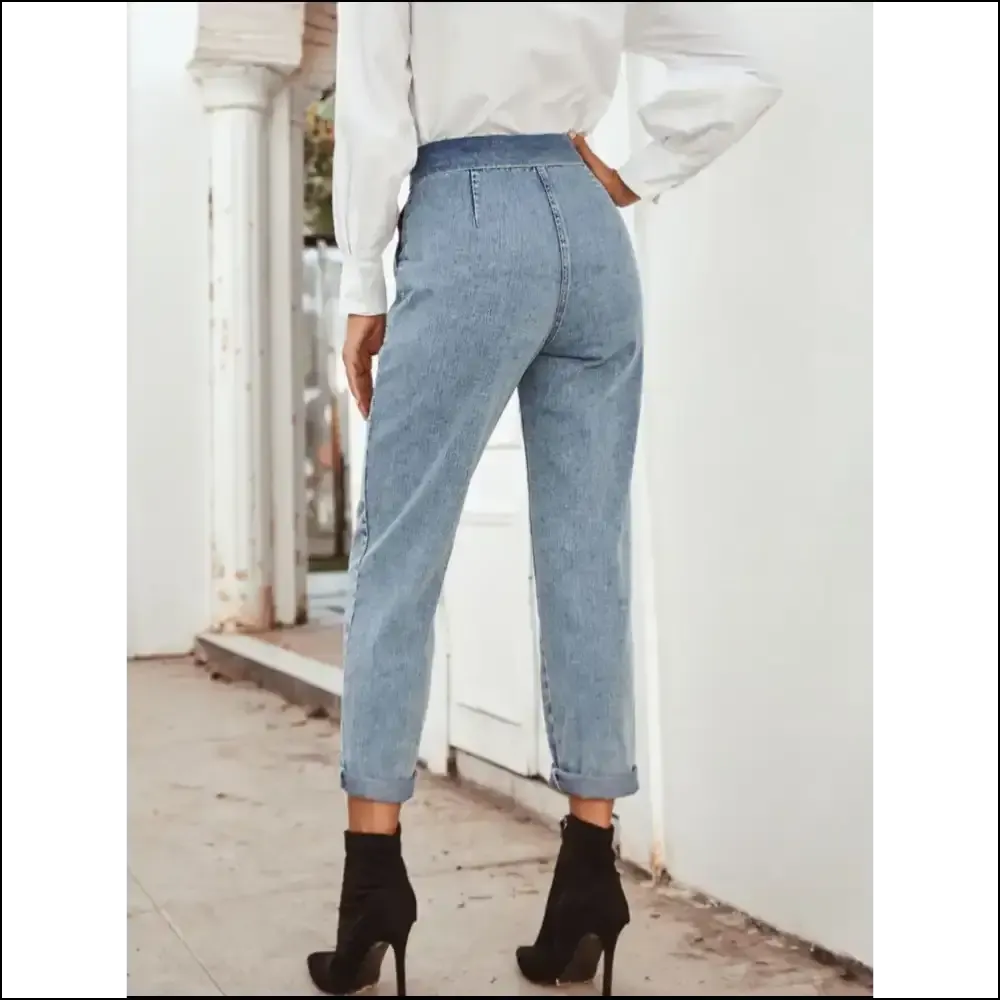 Straight Leg Jeans: your Ticket to Chic and Comfort, no Fashion Crimes! 😄